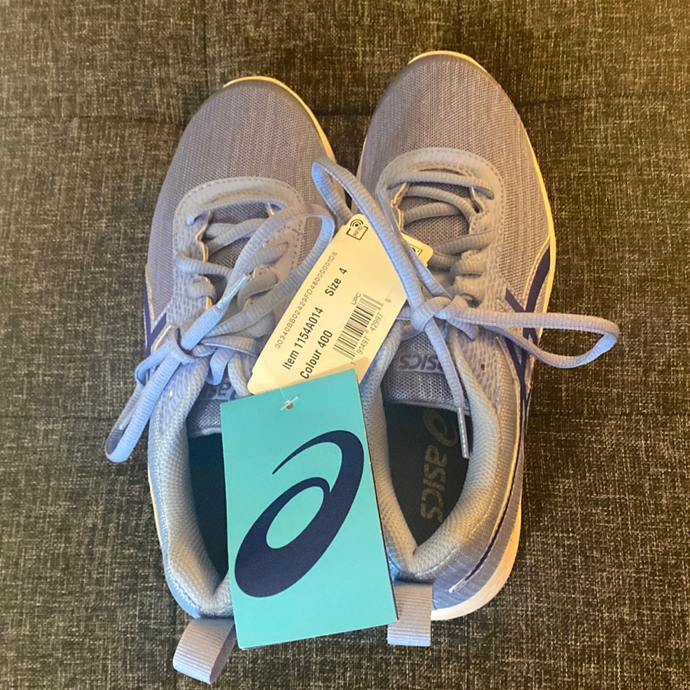 ASICS BRAND NEW NEVER WORN KIDS SHOES